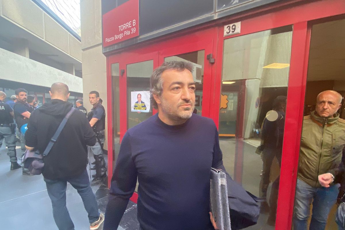 Chi tenta l'assalto a Tim fa business con Johnson e Maduro