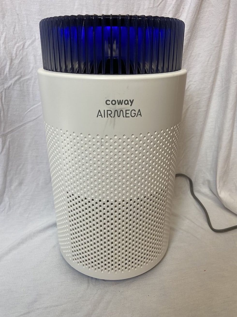 Blue AQI light can be turned on or off using top controls.