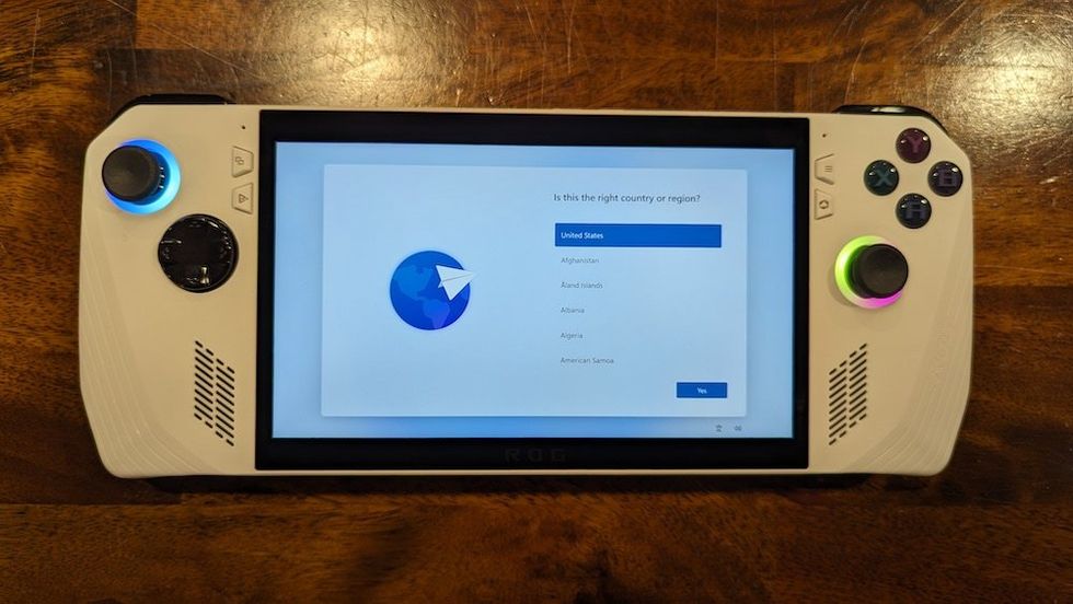A screen showing the Installing of Microsoft OS onto the Asus ROG ALLY (RC71L) handheld gaming PC
