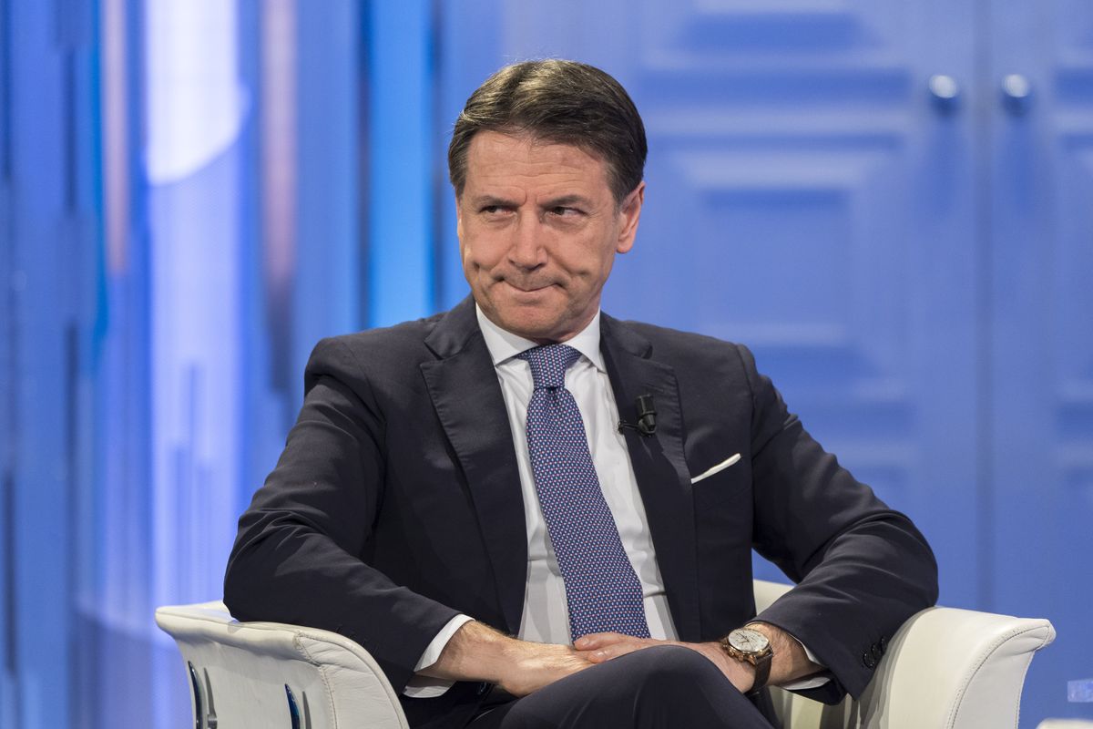 Il M5s forcaiolo adesso è a disagio. Conte glissa: «Il sindaco spiegherà»