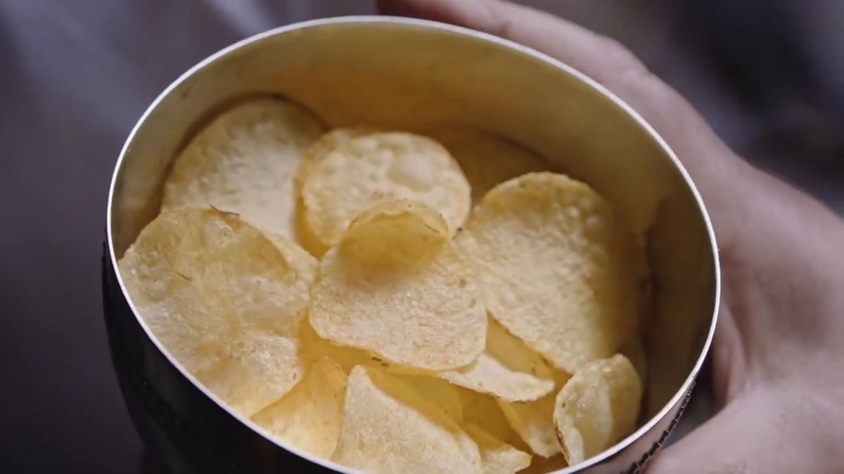 I cattolici fermano lo spot blasfemo. «Ora scuse o boicottiamo le chips»