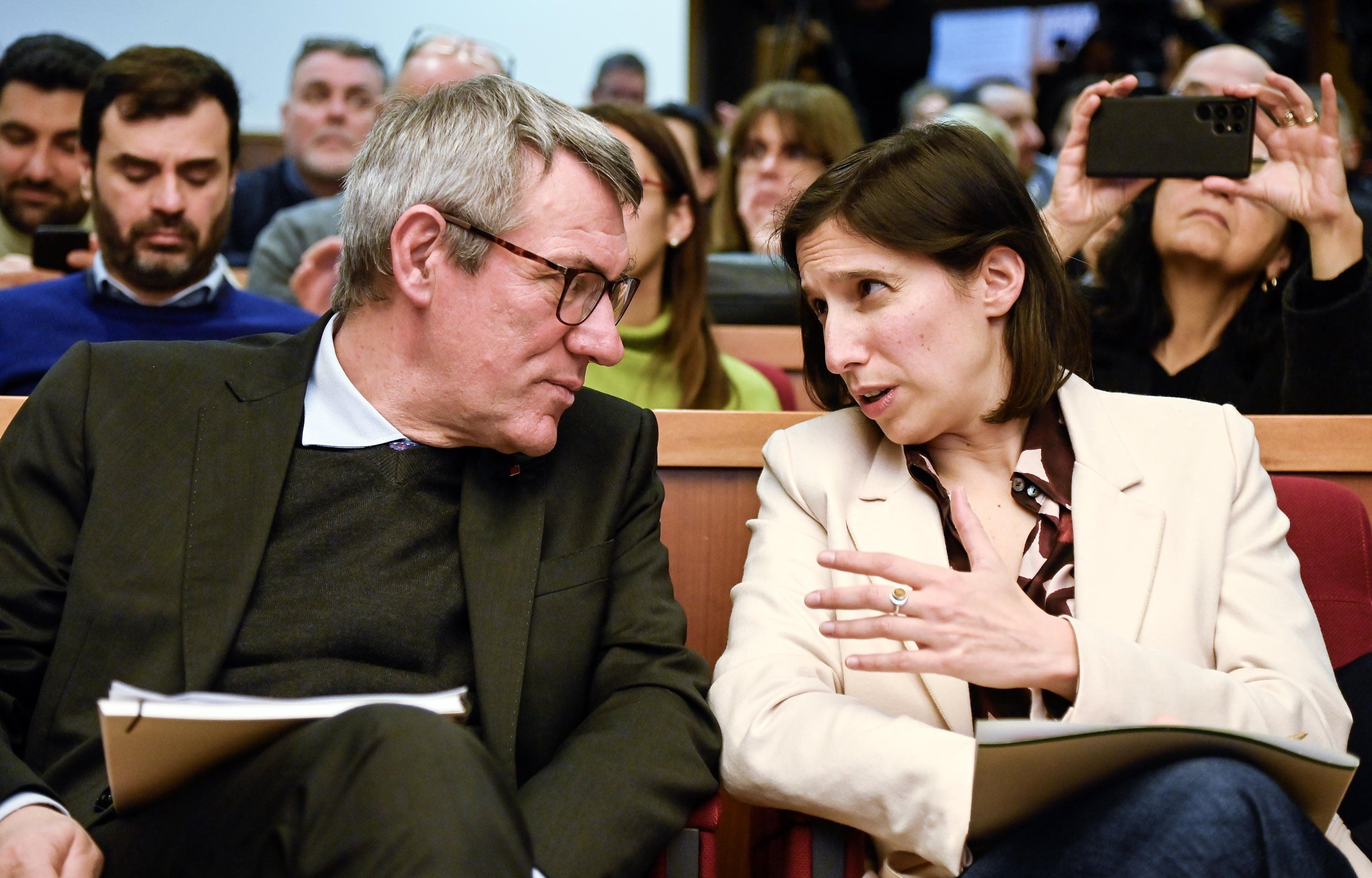 Manca anche il rispetto per i morti. Gli avvoltoi conoscono già i colpevoli