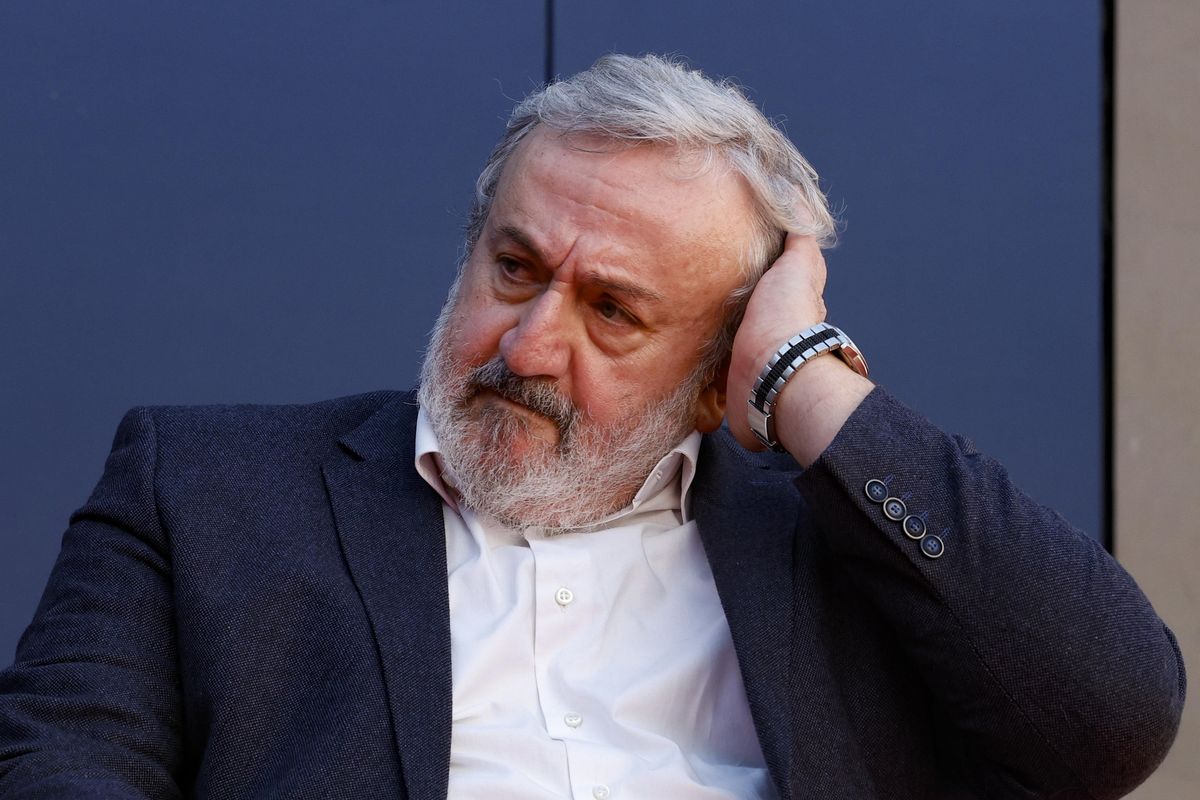 Emiliano tira dritto nonostante tutto. Il piano per il super porto «cinese»