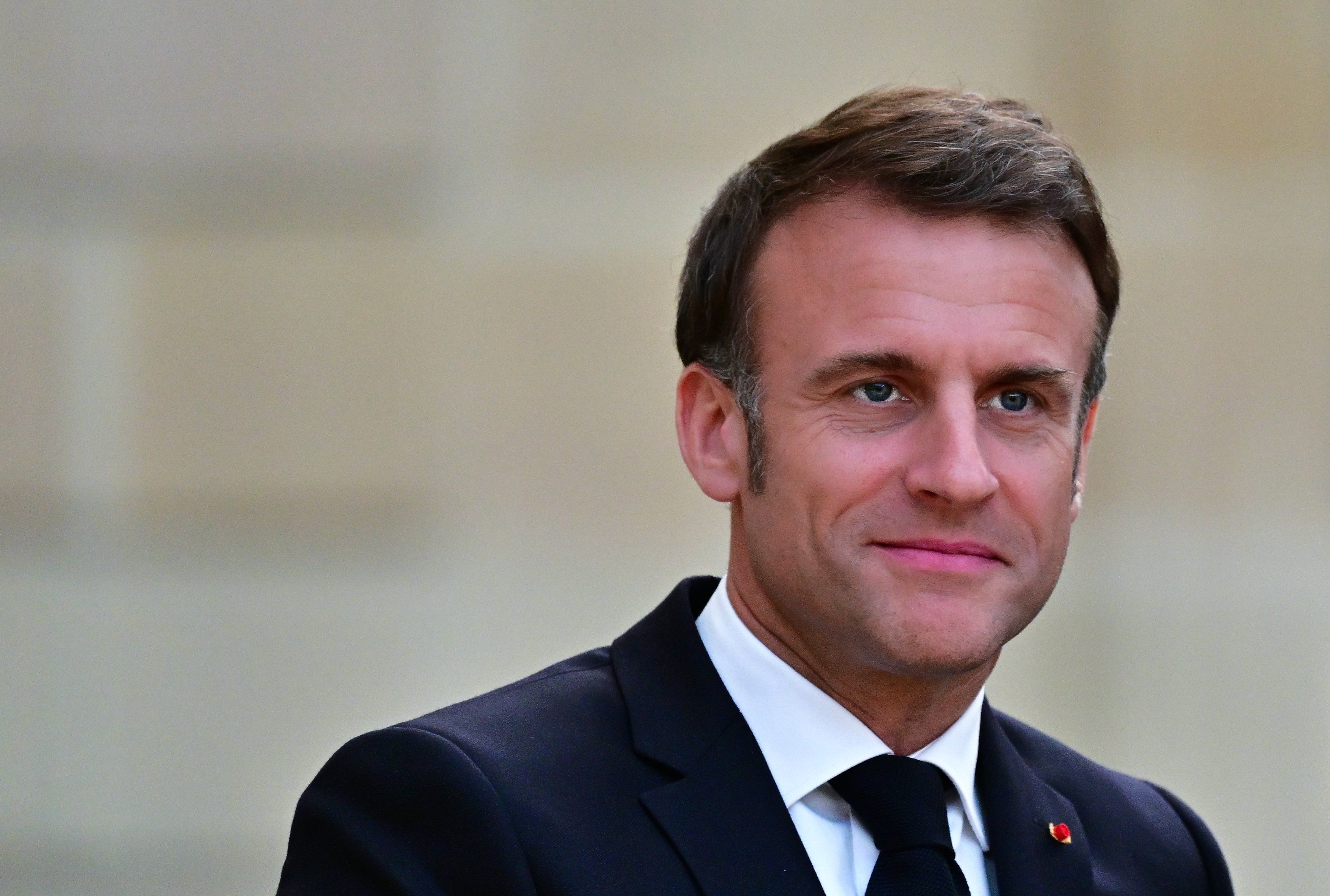 Macron a picco nei sondaggi. Vuole legalizzare l’eutanasia per mendicare voti a sinistra