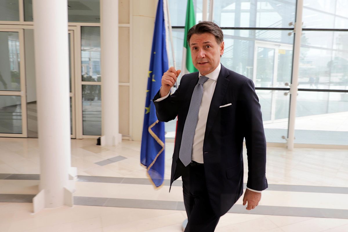 Conte molla il governatore, affossa il campo largo e va a caccia dei voti dei dem