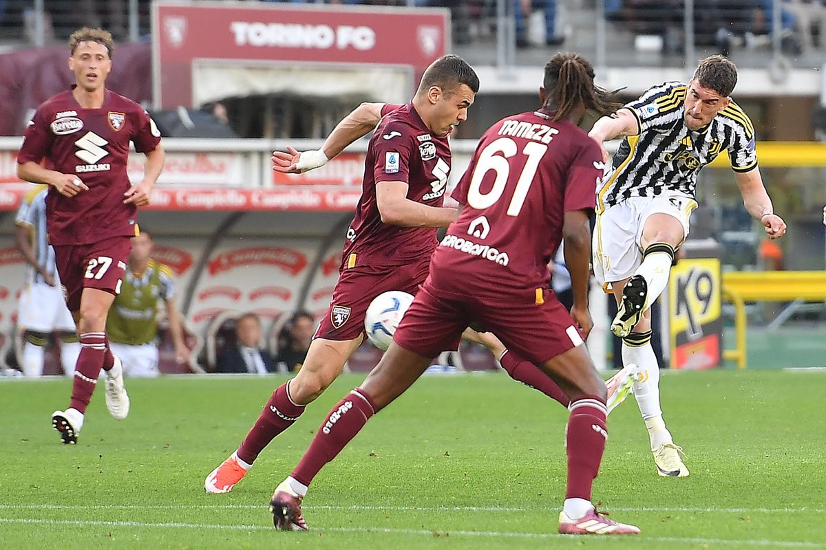 Il derby è una gara di bruttezza. La stravincono gli ultrà della Juve
