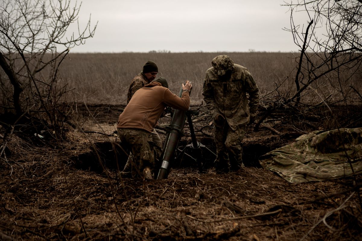 Vecchie armi e buio: dentro le trincee dove vanno a morire i soldati di Kiev