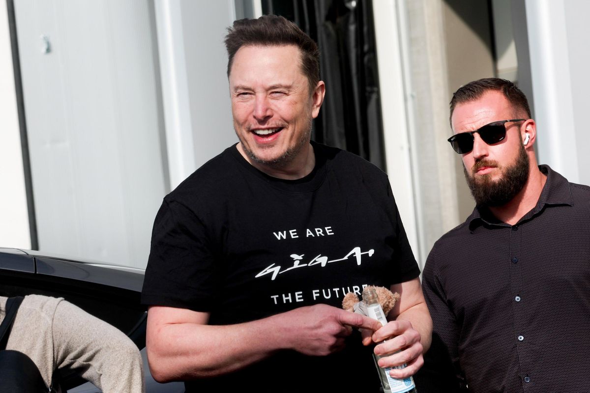 Musk sfida Tim per mettere in rete tutto il mondo con 42.000 satelliti