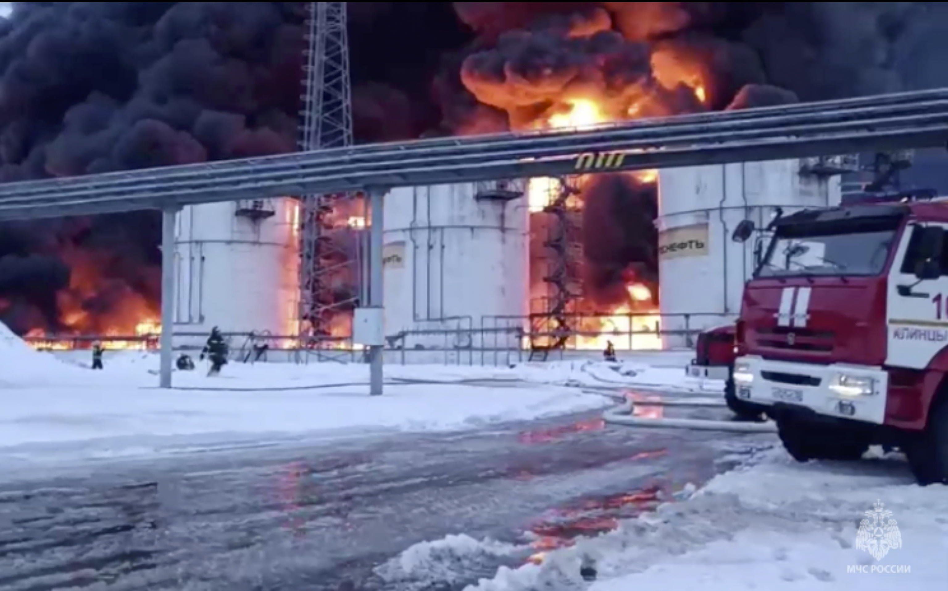 Raffinerie sotto le bombe ed escalation dietro l’angolo: il prezzo del petrolio vola