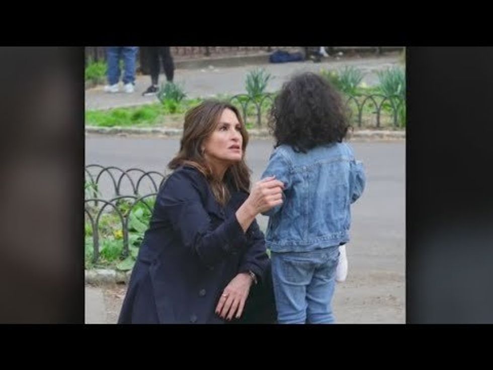 Lost little girl mistakes Mariska Hargitay as a real police officer while filming SVU