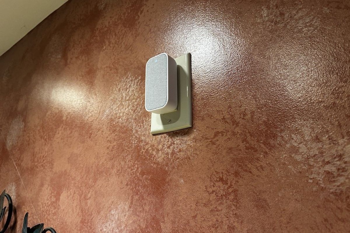 a photo of Vivint Smart Home Chime Extender installed on a wall outlet