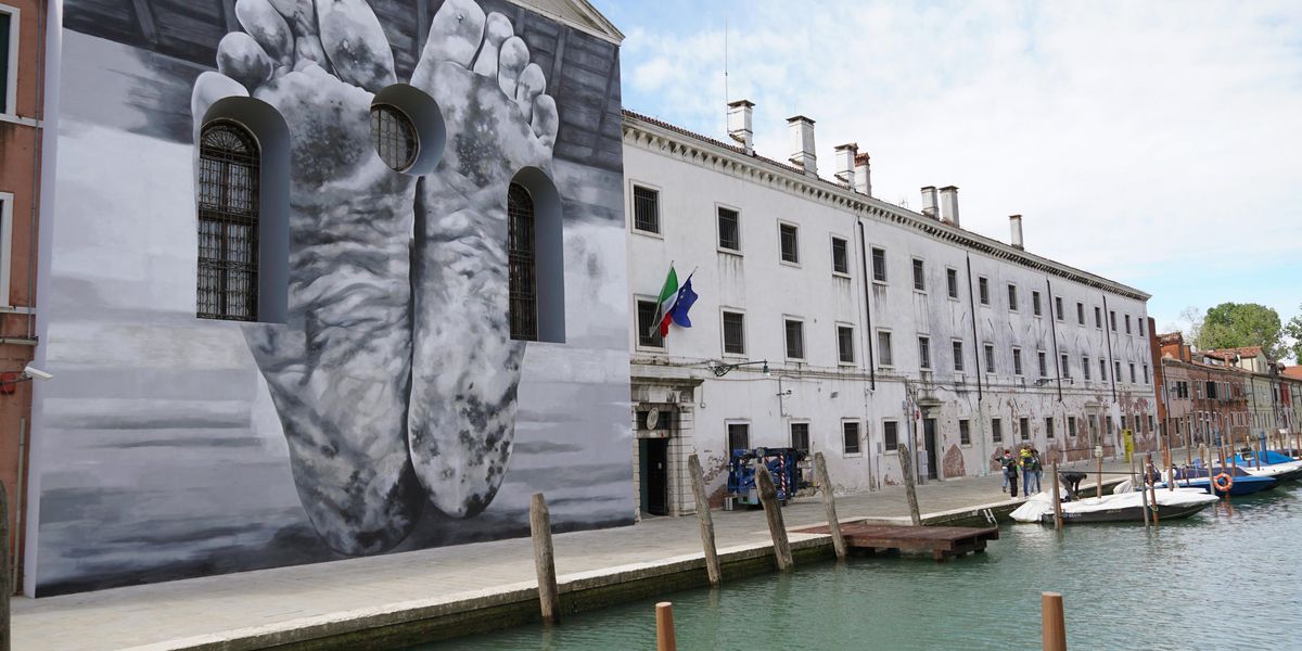 La Biennale del vittimismo piange su migranti e gay con la benedizione del Papa