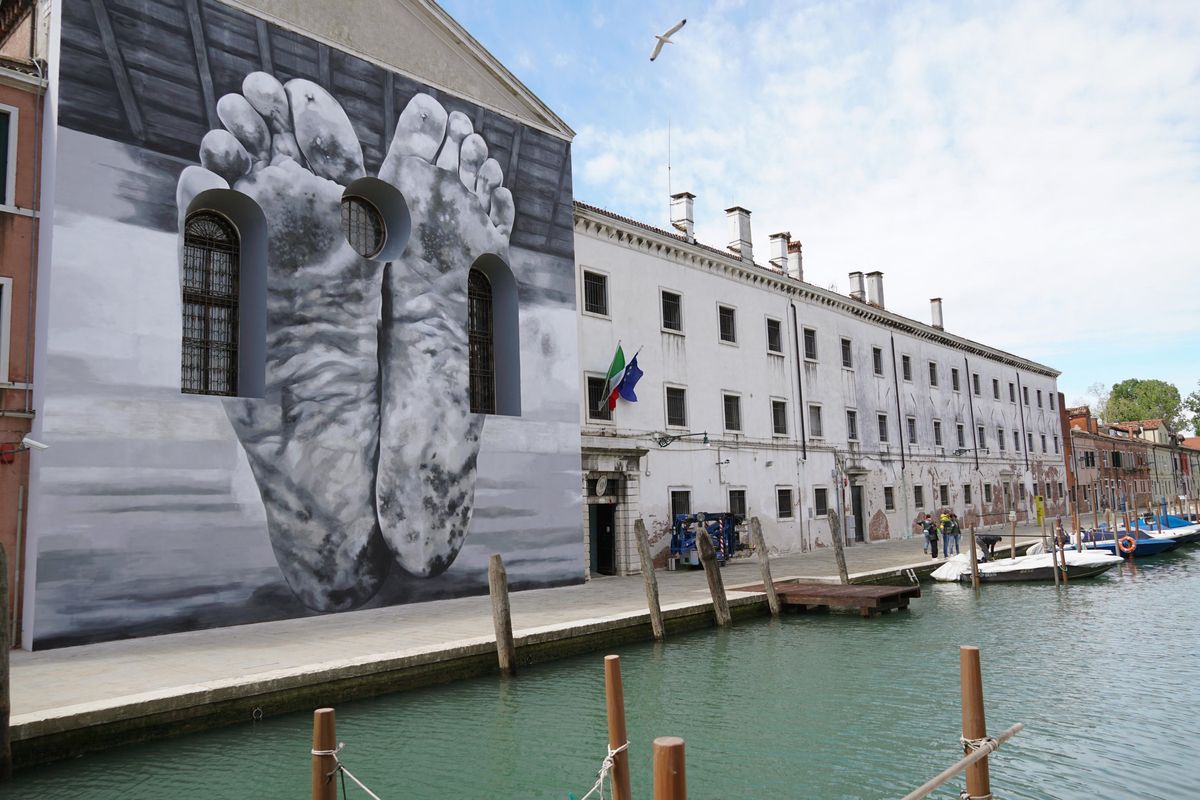 La Biennale del vittimismo piange su migranti e gay con la benedizione del Papa