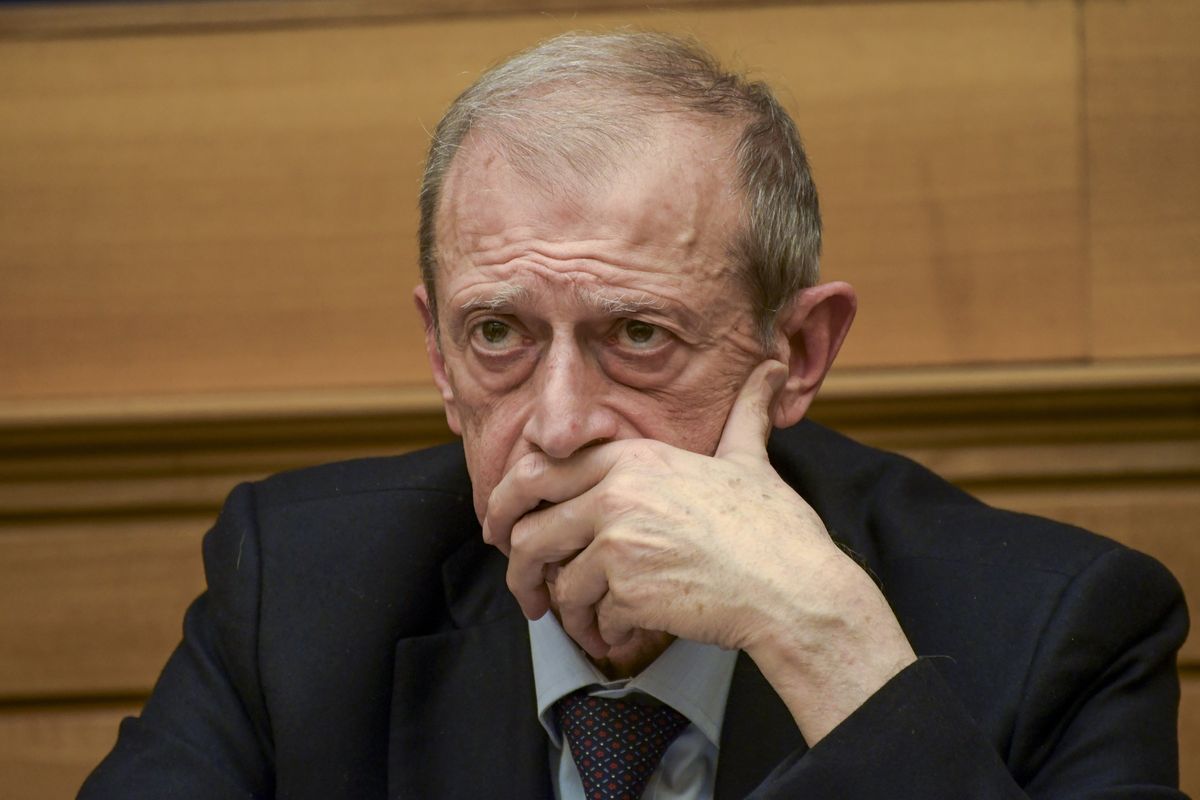 Fassino denunciato per furto di profumo. Si era lamentato di guadagnare poco