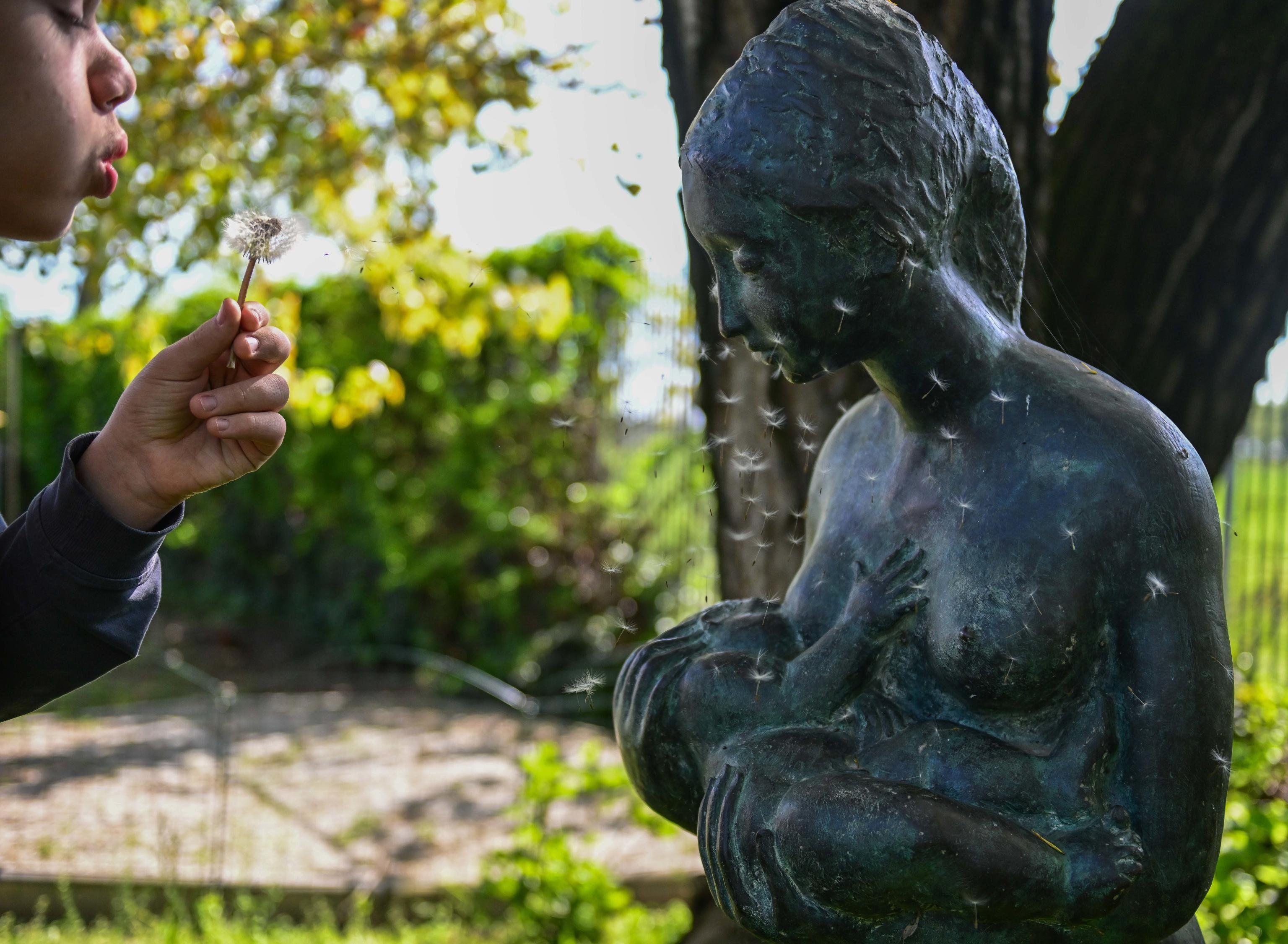 Sala snobba la statua della maternità. Teniamola per sempre nel Senato