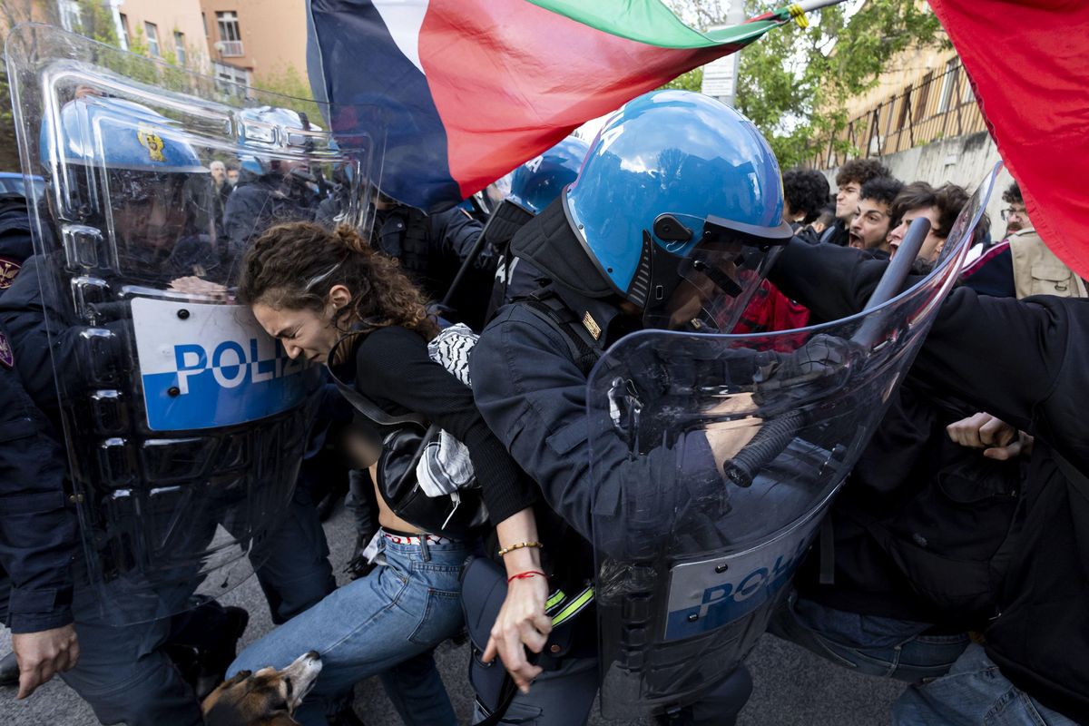 A Roma i pro Hamas assaltano la polizia