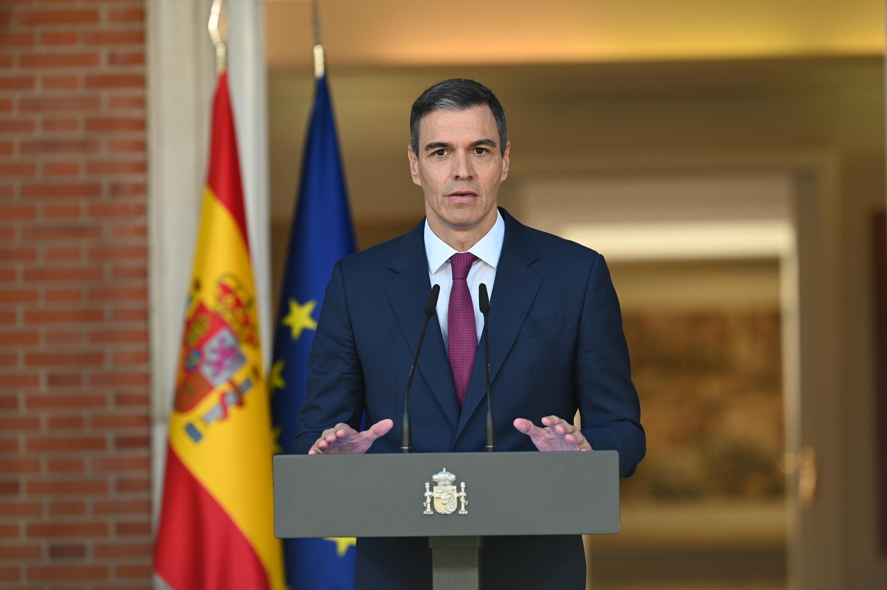 Sánchez getta la maschera: «Resto al potere»