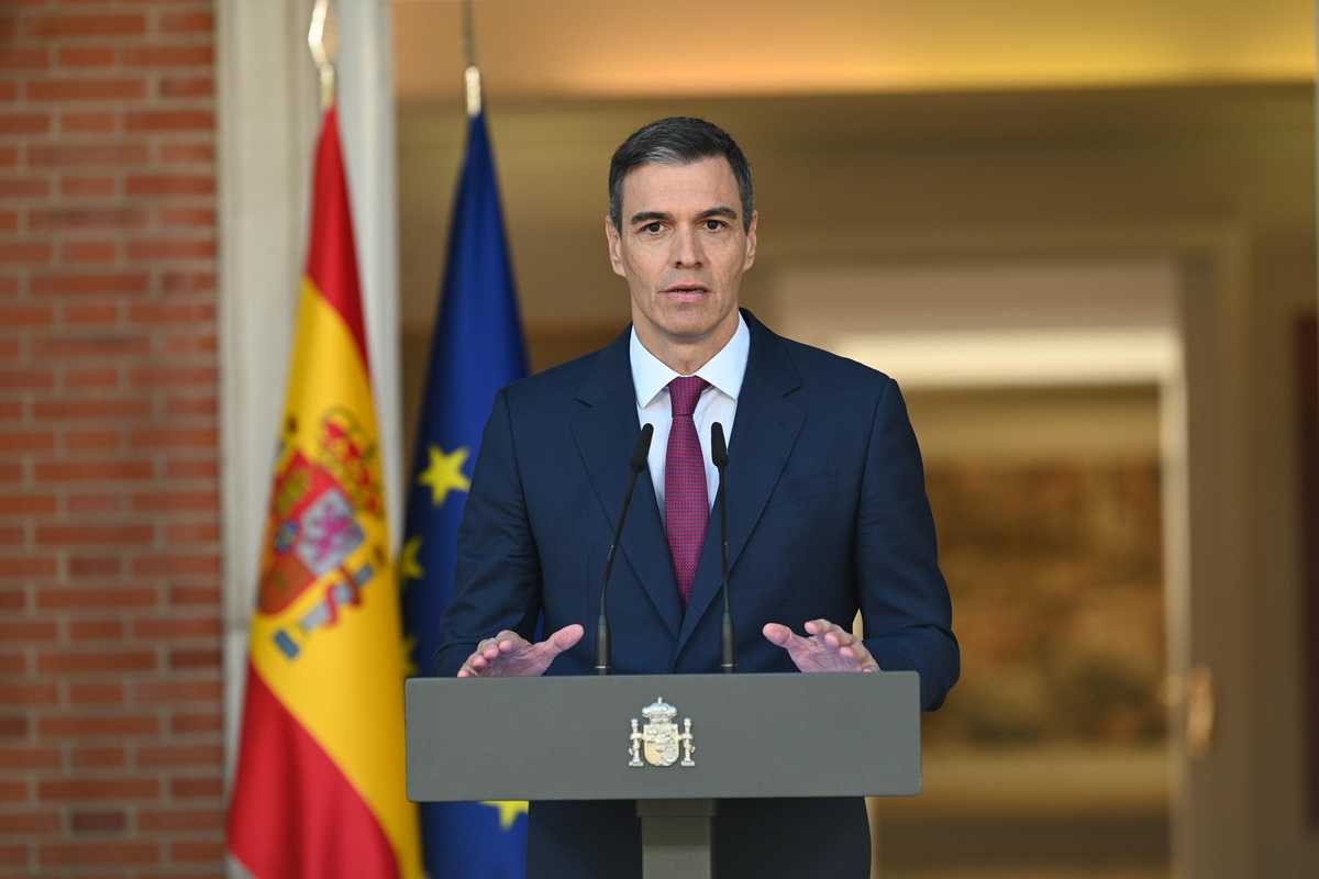 Sánchez getta la maschera: «Resto al potere»