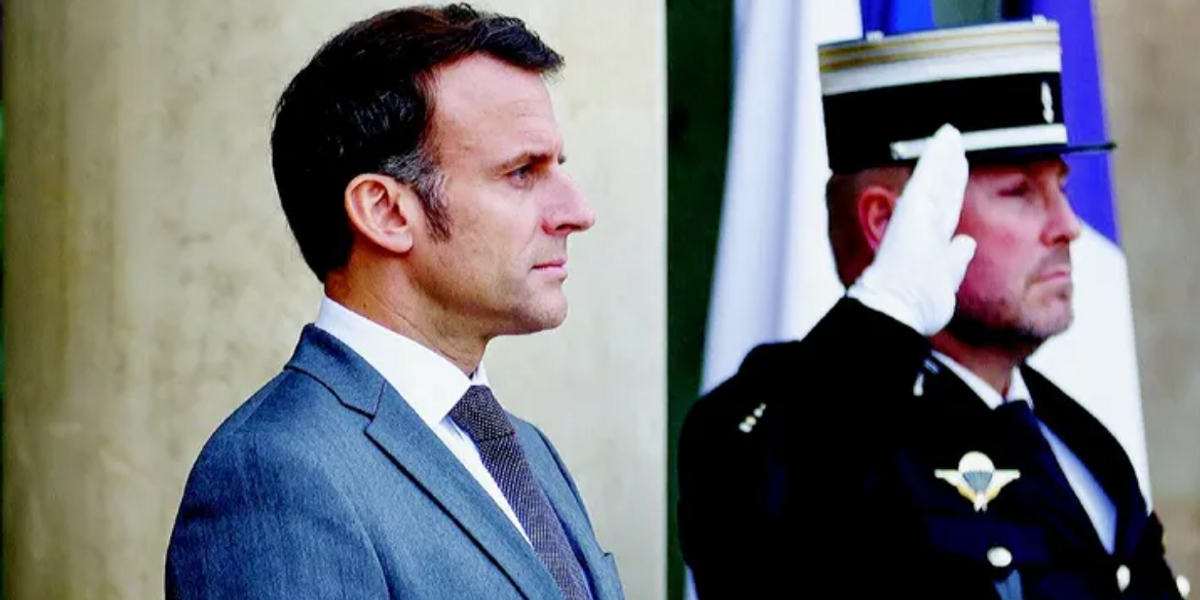 Macron si riveste da Napoleone: «Se Mosca sfonda, interveniamo»