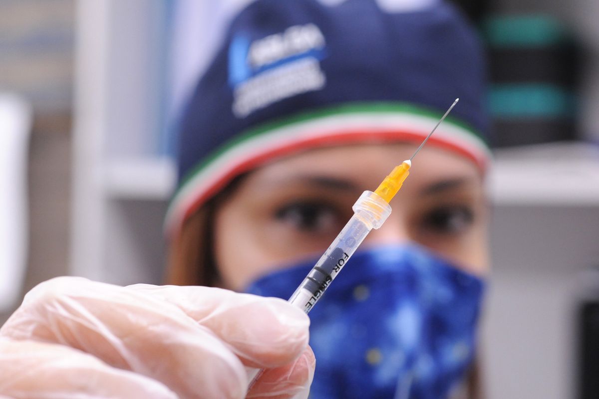 Ultima vergogna sui vaccini: «Effetti avversi? si sapeva...»