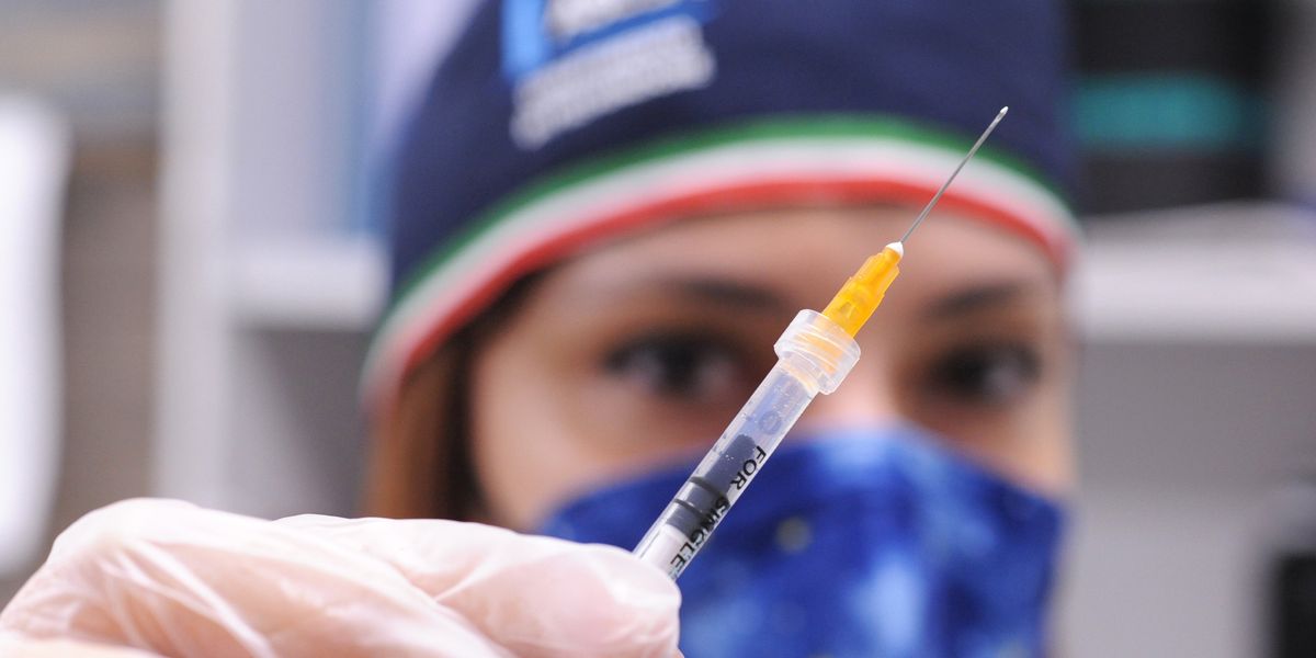 Ultima vergogna sui vaccini: «Effetti avversi? si sapeva...»