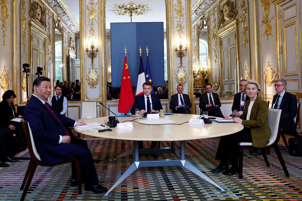 Macron in ginocchio per ingraziarsi Pechino