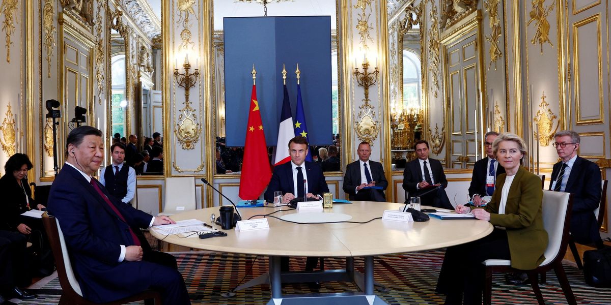 Macron in ginocchio per ingraziarsi Pechino