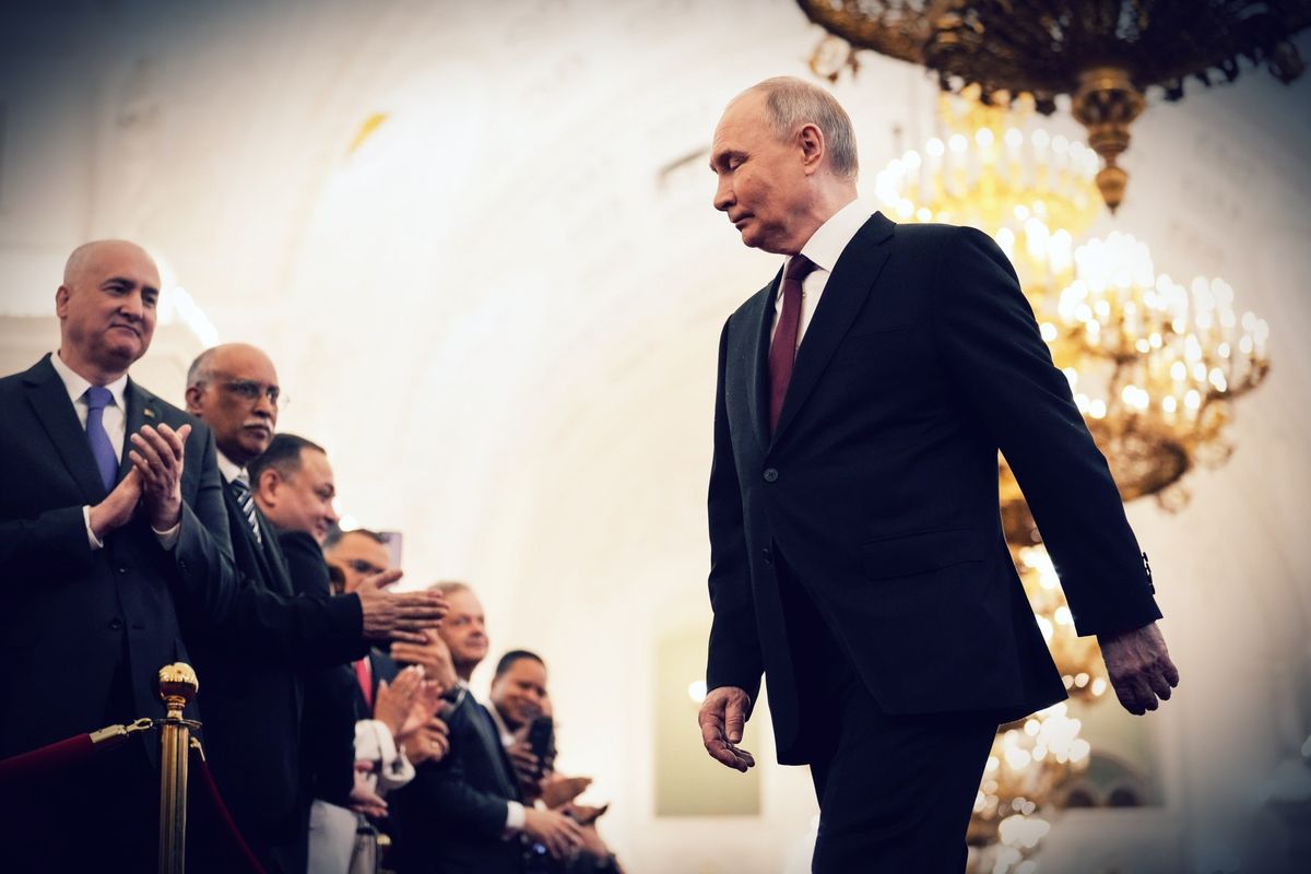 Macron prima fa il bullo, poi fa  la ola  all’incoronazione di Putin