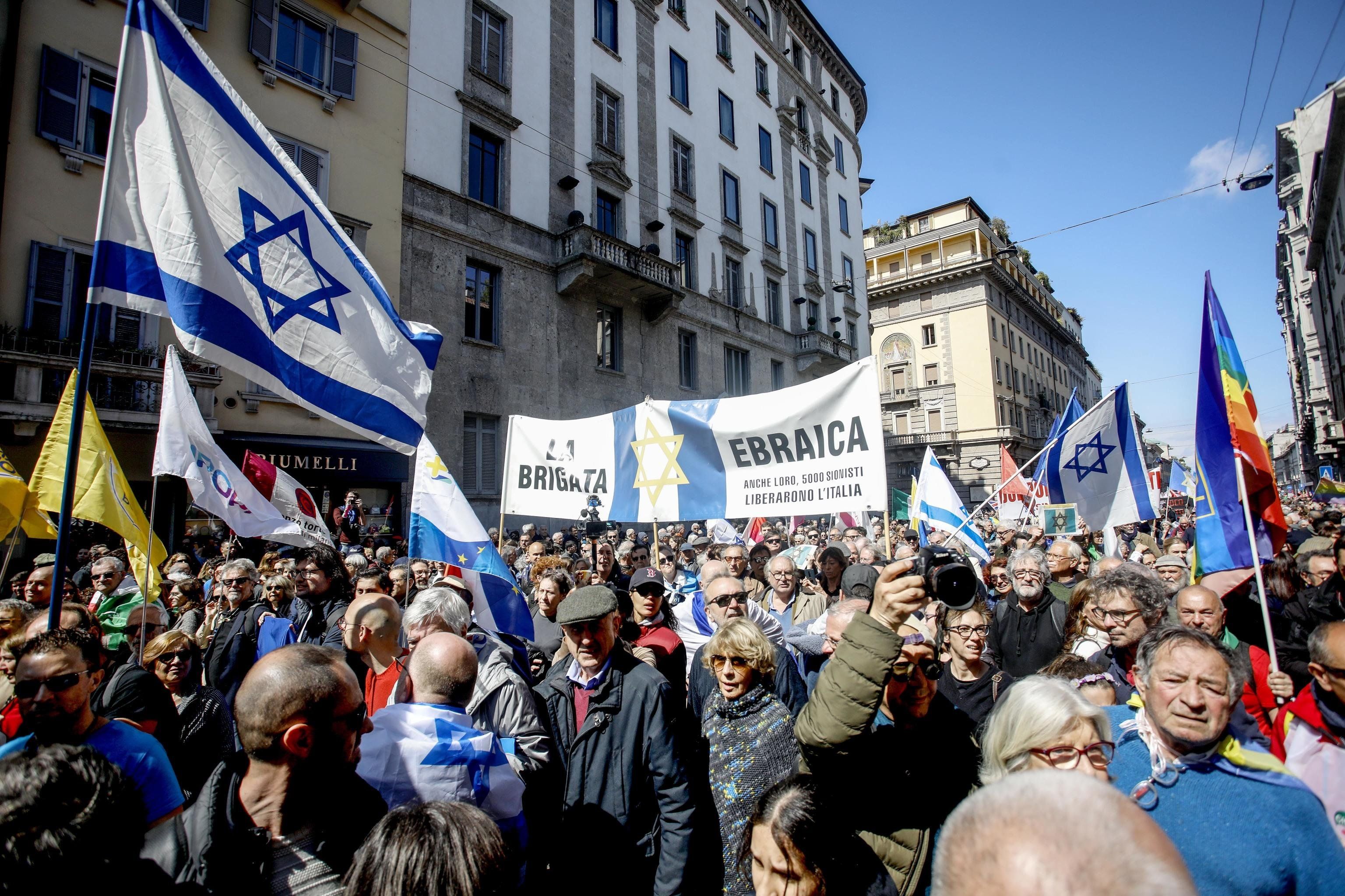 Calci, pugni e insulti alla Brigata ebraica. E pure Sala e Schlein si beccano i fischi