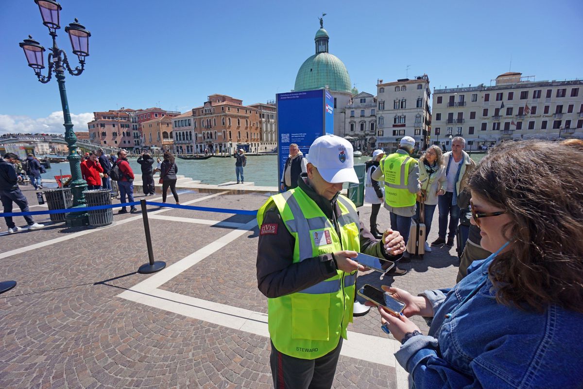 Scatta la tassa per entrare a Venezia tra dubbi giuridici e molte esenzioni
