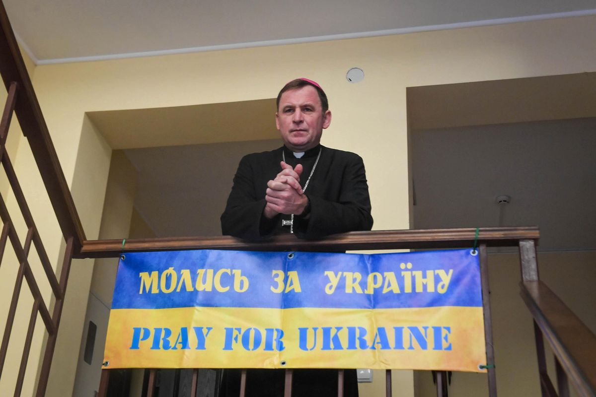 Zelensky manda i sacerdoti a sparare nelle trincee. Clown esentati, religiosi no