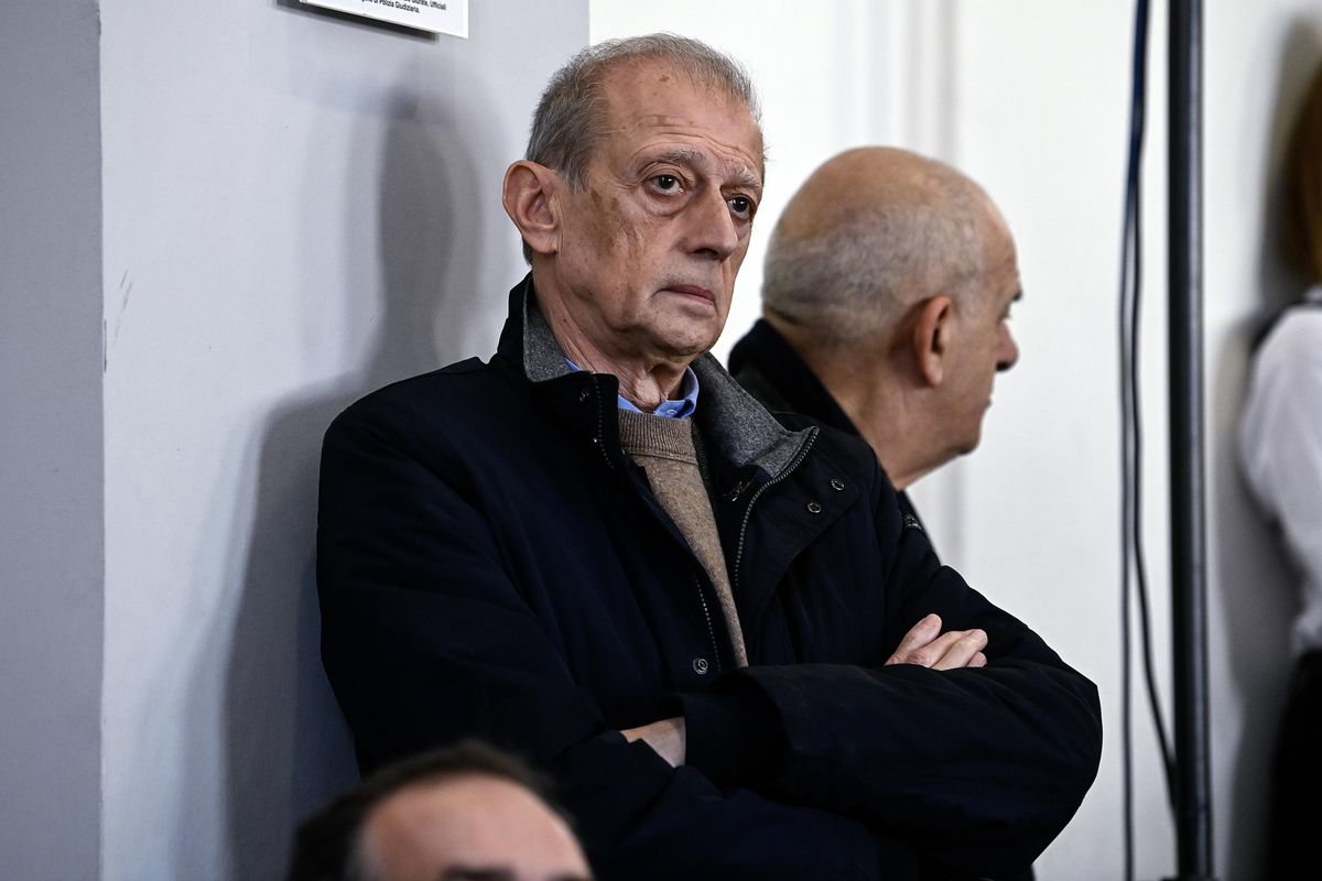 La passione di Fassino per i profumi: al duty free ne avrebbe già preso uno