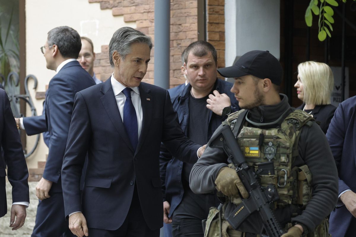 Blinken va in Ucraina a promettere armi ma l’esercito avvisa: «Soldati finiti»