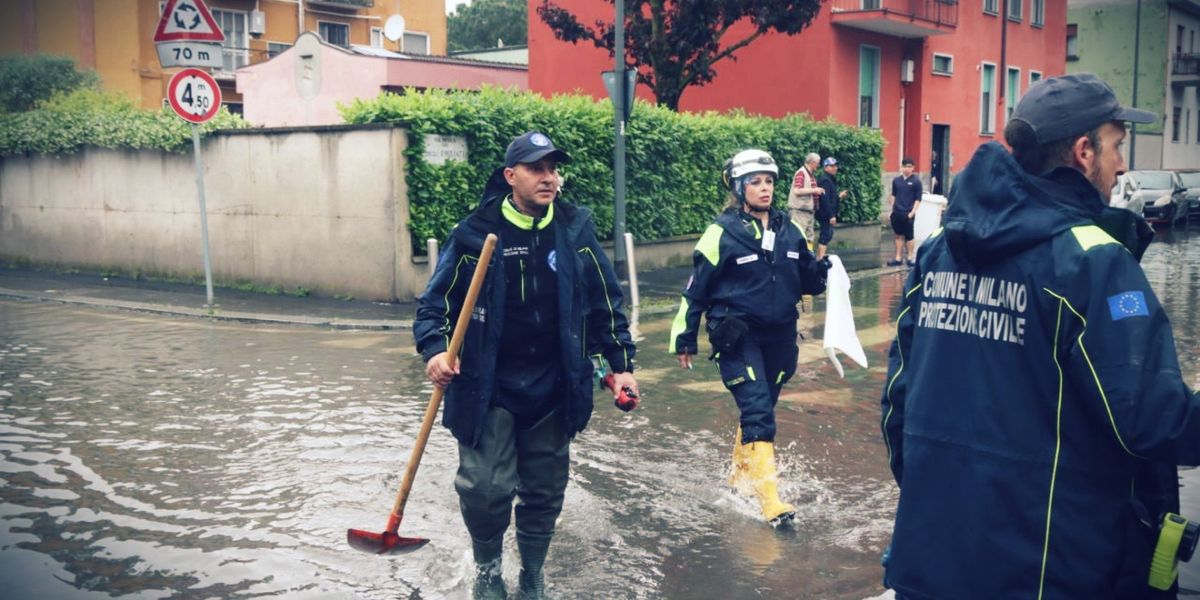 Milano allagata in allerta arancione. Evacuati asili e scuole a Monza