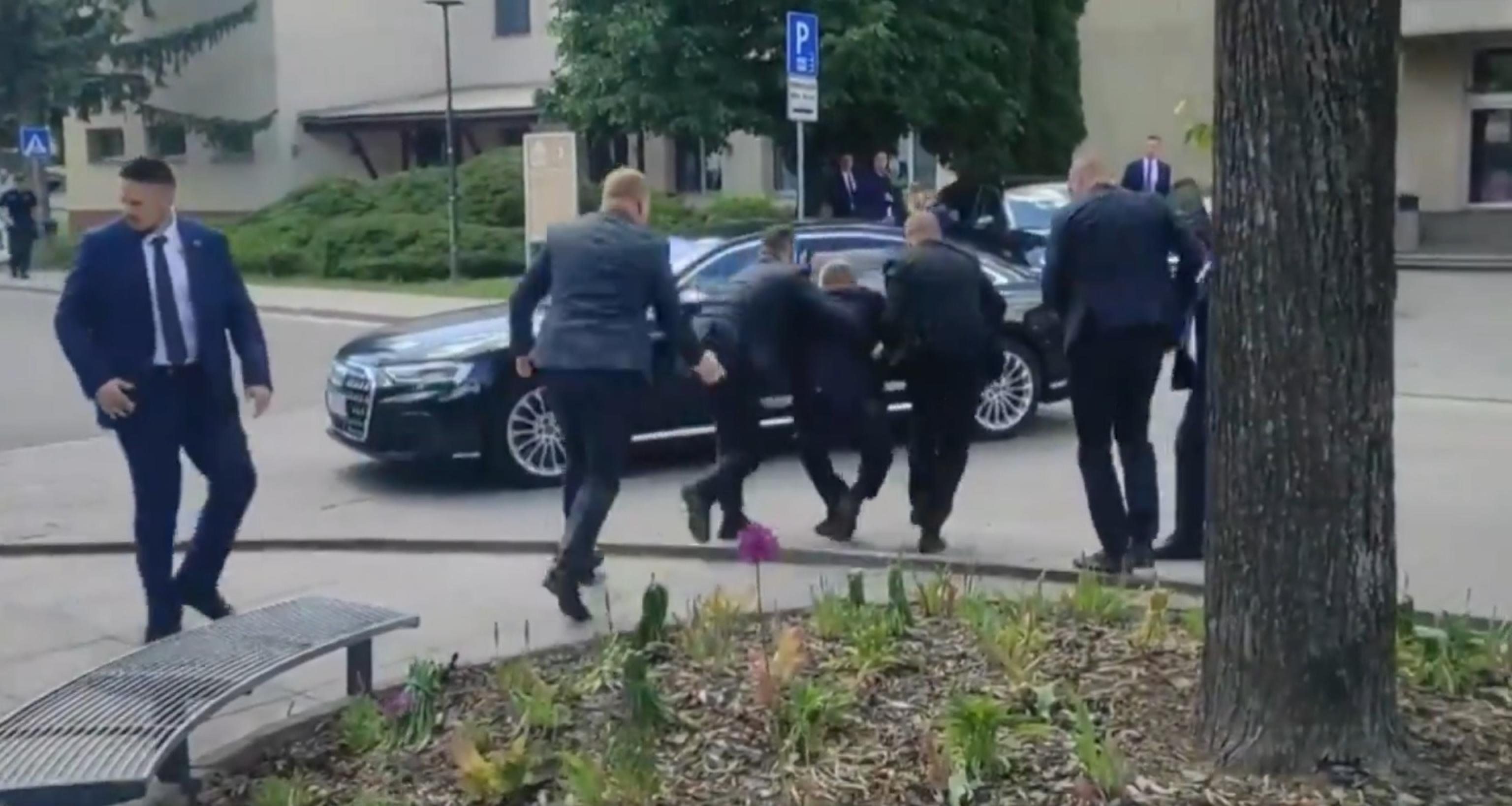 «Sono in disaccordo». Un poeta di sinistra spara al premier Fico