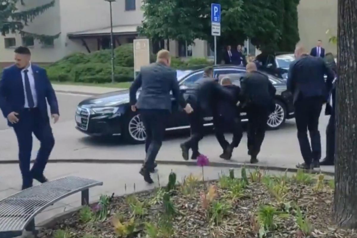 «Sono in disaccordo». Un poeta di sinistra spara al premier Fico