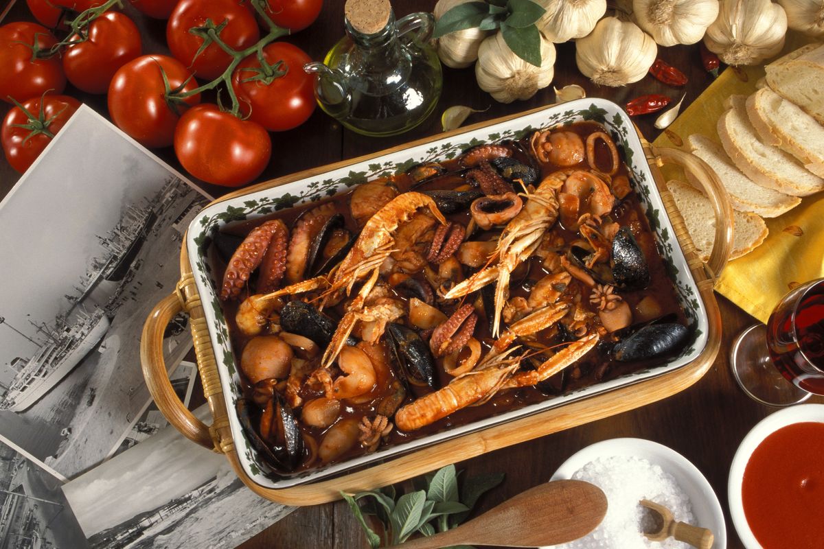 Il cacciucco: povero, brodoso e «’gnorante»