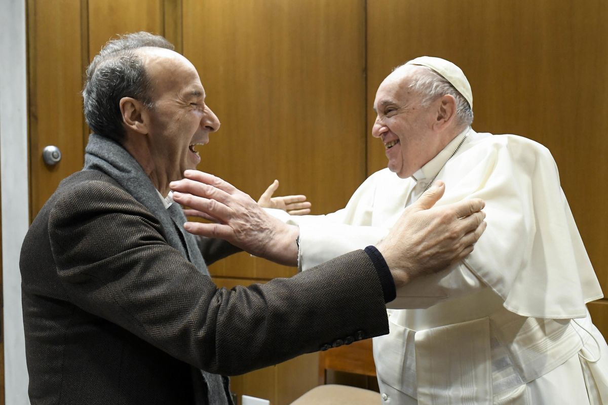Con Benigni a fianco di Francesco anche l’Angelus diventa una comica