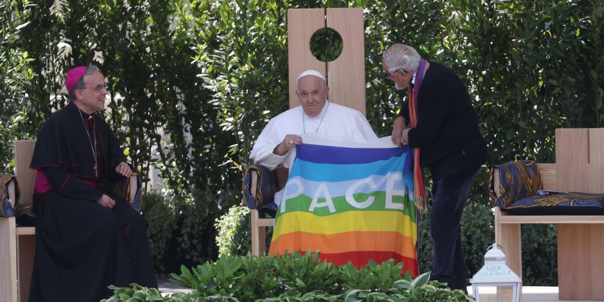 Bandiera arcobaleno per Francesco. «La pace non si fa con muri e armi»
