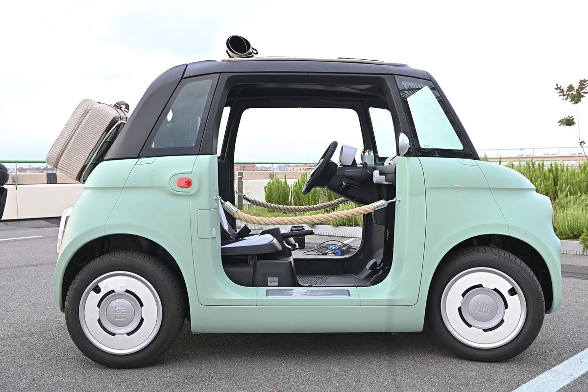 Fiat Topolino sequestrate a Livorno: «Falso logo del made in Italy»