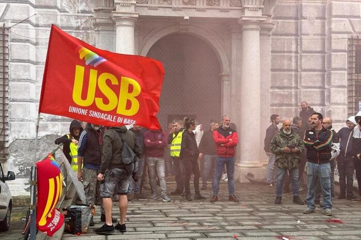 Al porto scatta l’occupazione dei sindacati