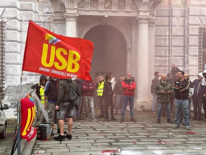 Al porto scatta l’occupazione dei sindacati