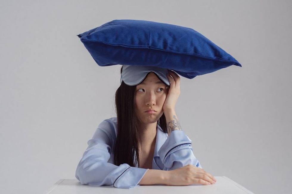 Trouble falling asleep? Doctor shares mental 'card trick' that helps you fall asleep fast.