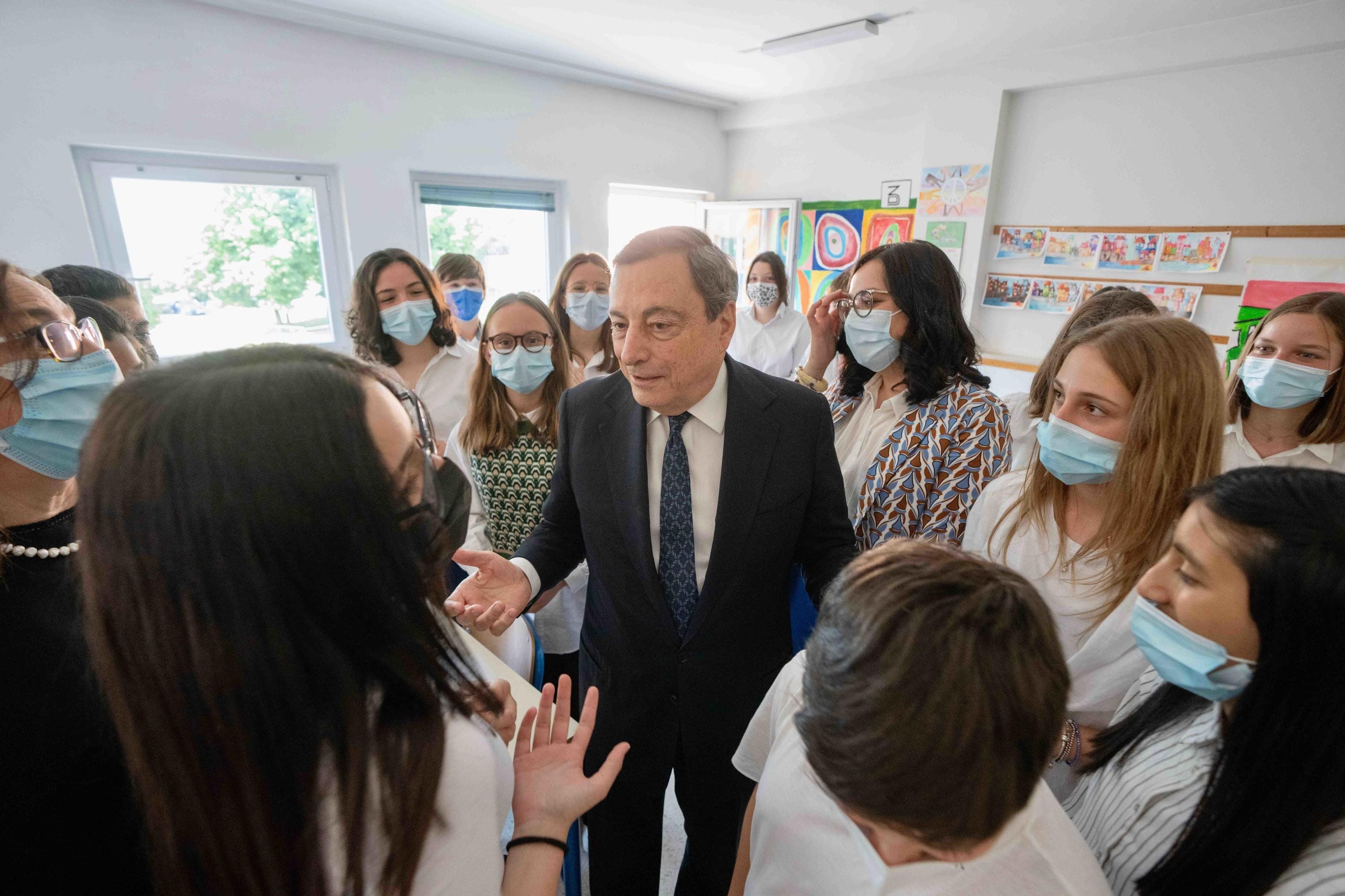 Potenza della rieducazione: Draghi recluse i giovani e adesso loro lo adorano