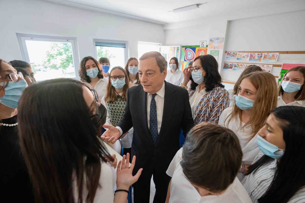 Potenza della rieducazione: Draghi recluse i giovani e adesso loro lo adorano