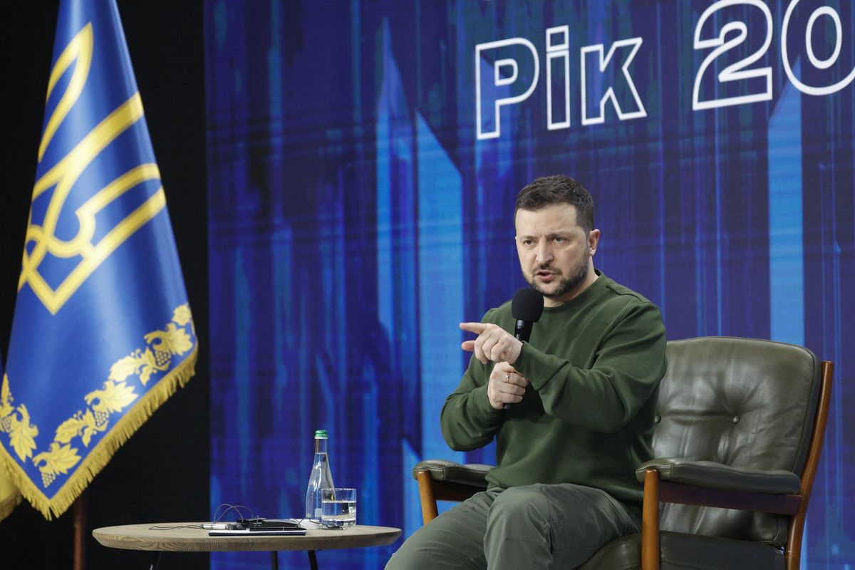 Scade il mandato, Zelensky resta al potere