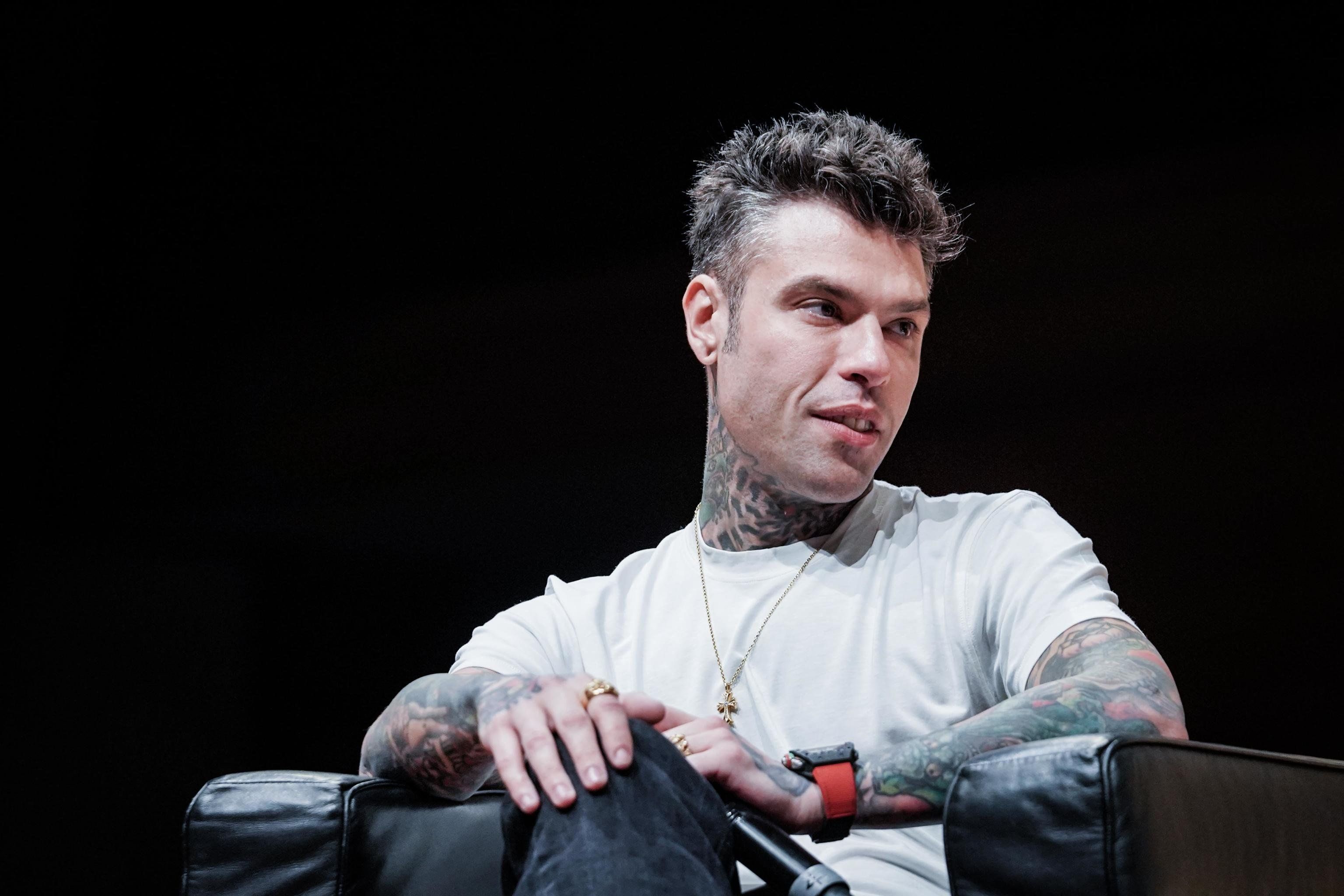 La sinistra rimanda Fedez in periferia. Adesso che è nei guai non serve più