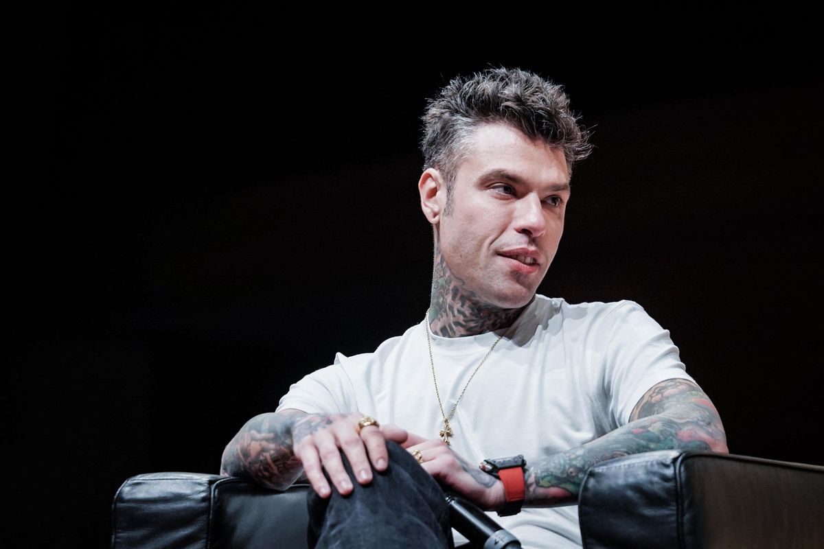 La sinistra rimanda Fedez in periferia. Adesso che è nei guai non serve più