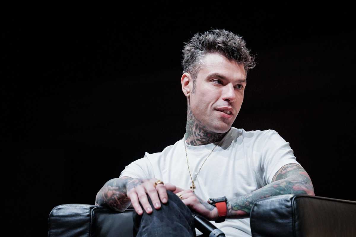 La sinistra rimanda Fedez in periferia. Adesso che è nei guai non serve più