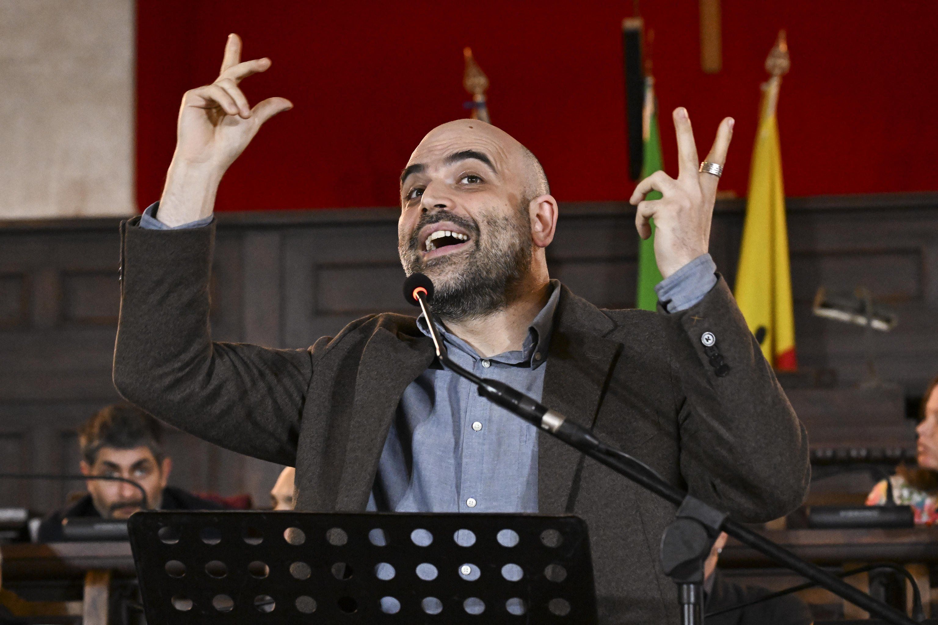 Per paura il governo fa un regalo a Saviano